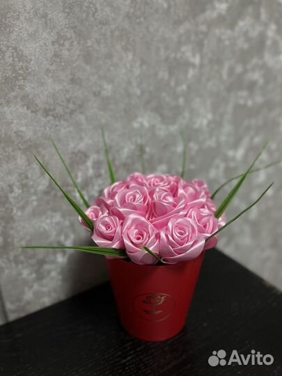 Розы из атласных лент