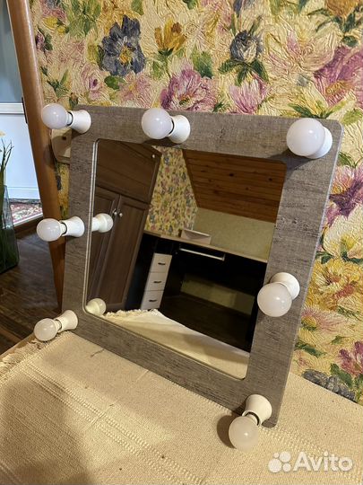 Гримерное зеркало с лампочками