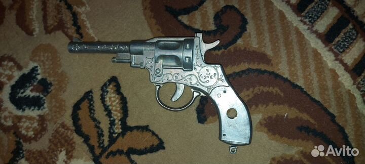 Игрушечный автомат и пистолет