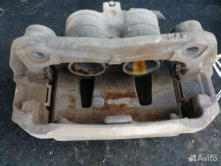 Суппорт передний правый Nissan Serena C25 MR20