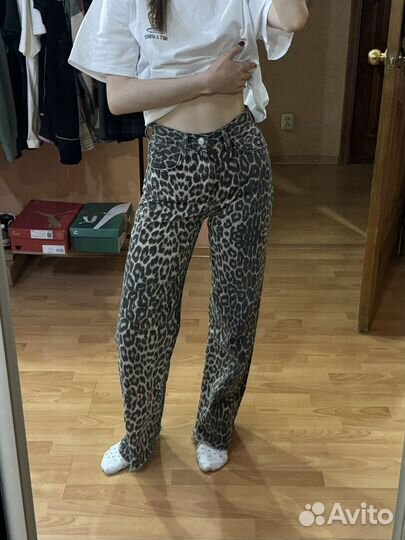 Джинсы с леопардовым принтом