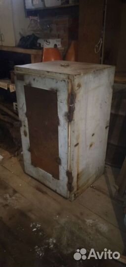 Сейф металлический