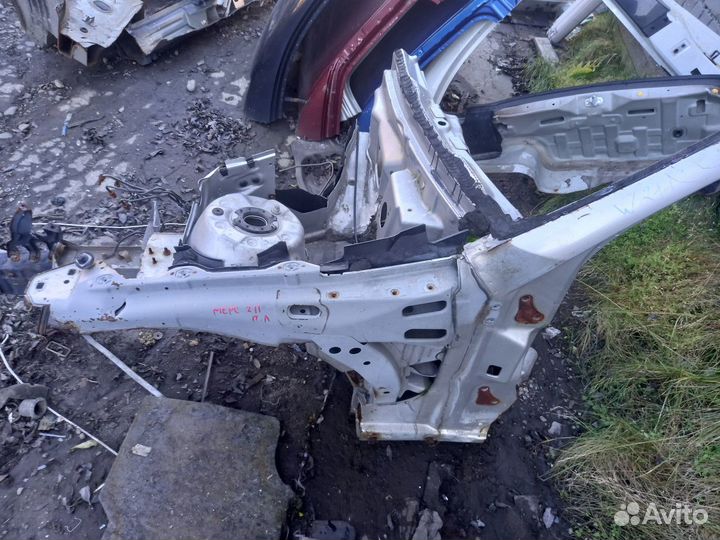 Левая передняя четверть Mercedes-Benz E-Class W211