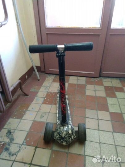 Самокат, спорт инвентарь, отдых, дети. trolo