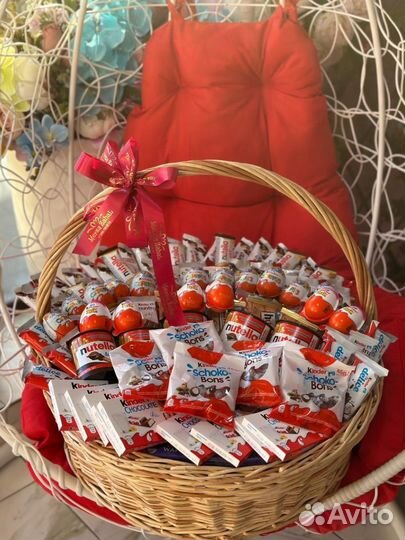 Подарок девушке Корзина Киндер