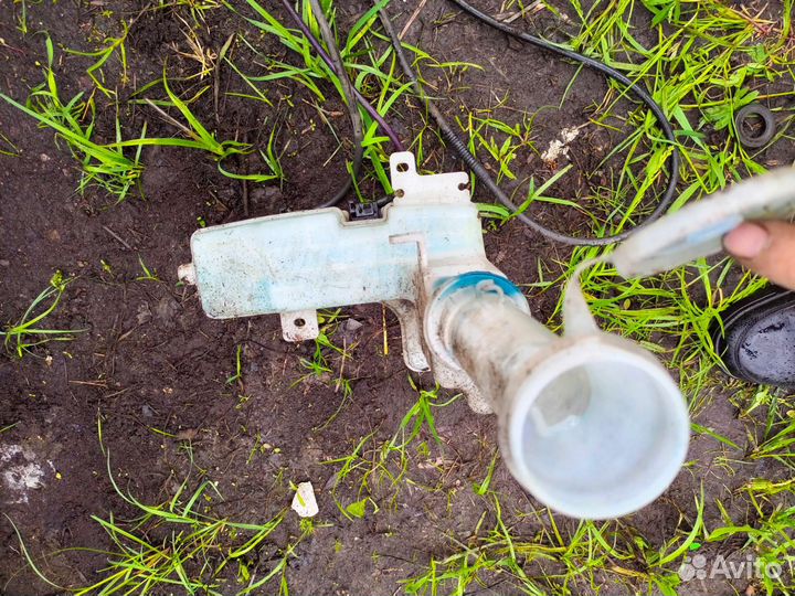 Mazda323 мазда бачок