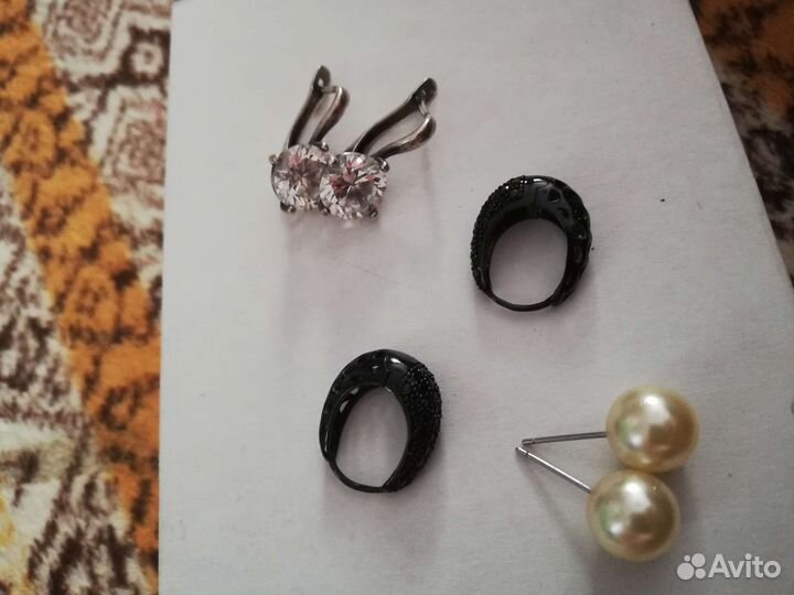 Броши, серьги
