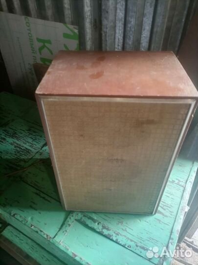 Катушечный магнитофон и 2 большие колонки к нему