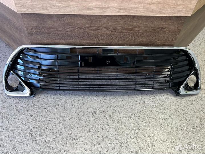 Решетка переднего бампера Toyota Camry V55