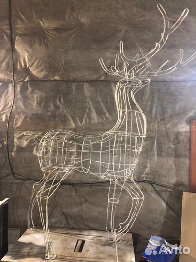 Гордый олень из проволоки