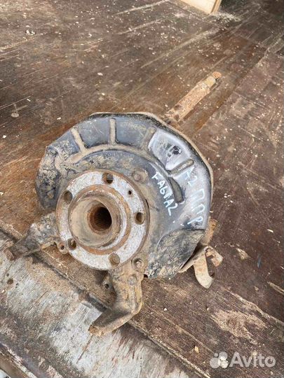 Поворотный кулак передний правый Skoda Fabia 2