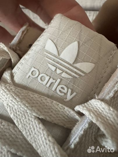 Кроссовки adidas parley