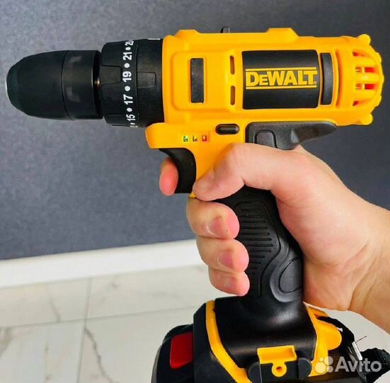 Шуруповерт DeWalt 26V с набором инструментов