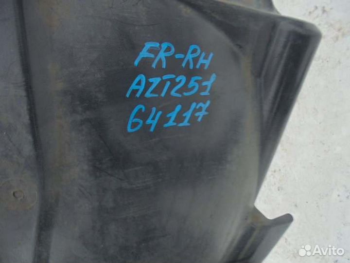 Подкрылок передний правый Toyota Avensis AZT251