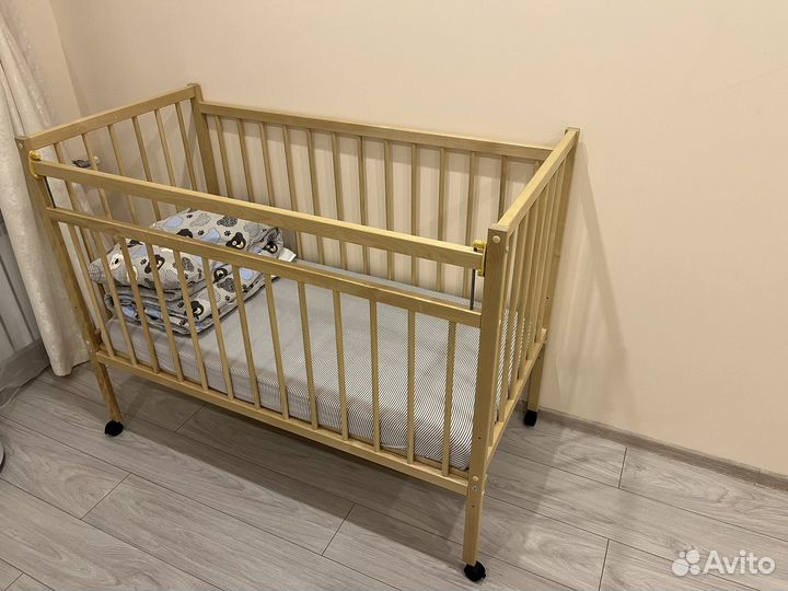 Кроватка детская деревянная