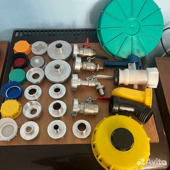 Переходник на кран(62 мм) еврокуба,выход 1/2