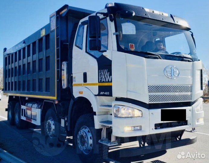 Водитель самосвала