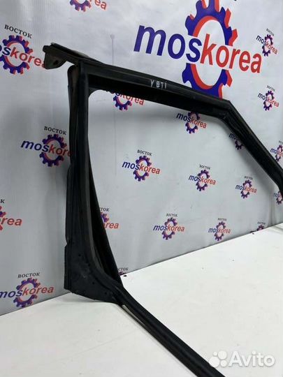 Уплотнитель стекла двери передний правый Skoda