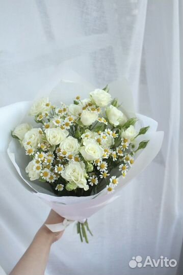 Букет цветов розы и ромашка