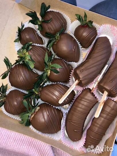 Клубника, финики,бананы в шоколаде