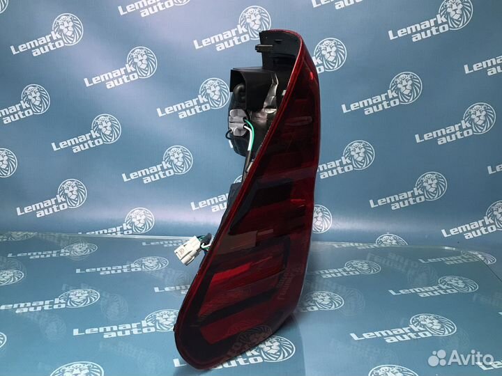 Фонарь задний левый Toyota Hilux