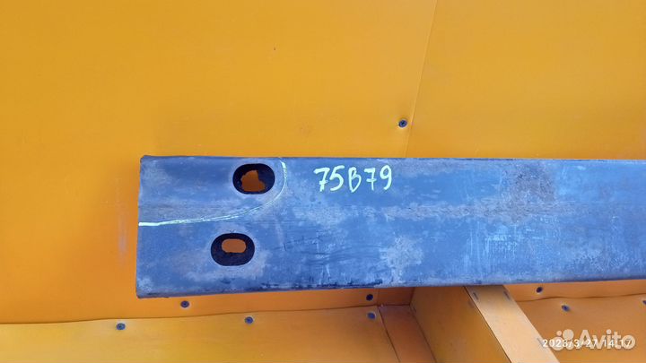 Усилитель переднего бампера для Pontiac Vibe 1