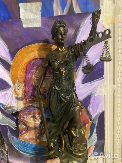 Статуэтка правосудие с весами девушка