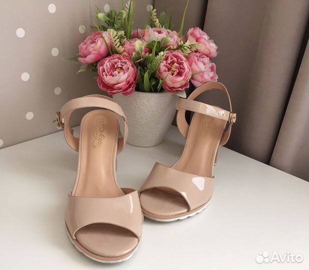 Босоножки лаковые