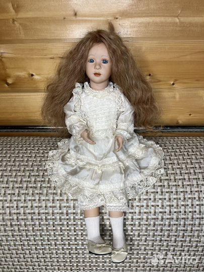 Фарфоровая кукла