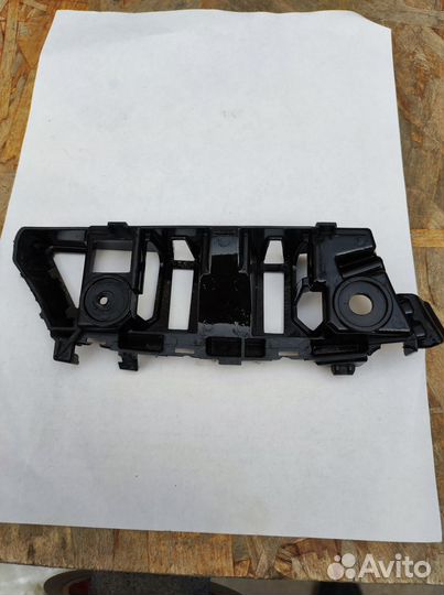 Крепление переднего бампера левое Volkswage Tiguan