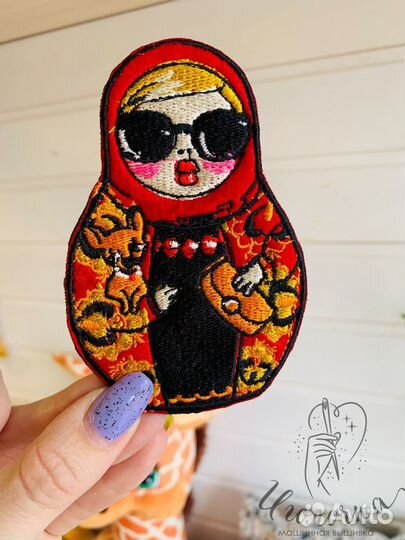 Брошь Матрешка вышитая