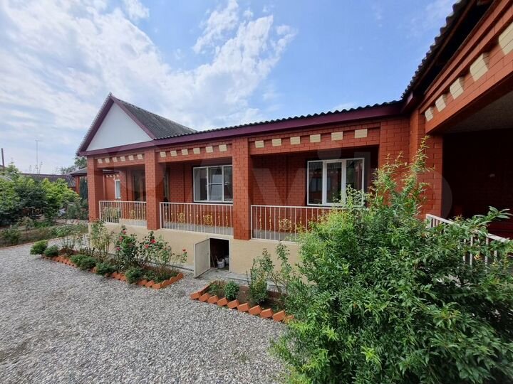 Дом 213,7 м² на участке 8,1 сот.