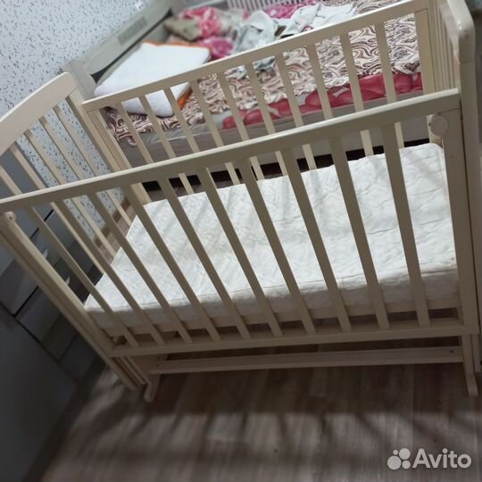 Детская кроватка с маятником