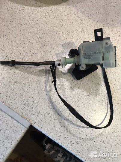 Toyota avensis замок лючка бензобака