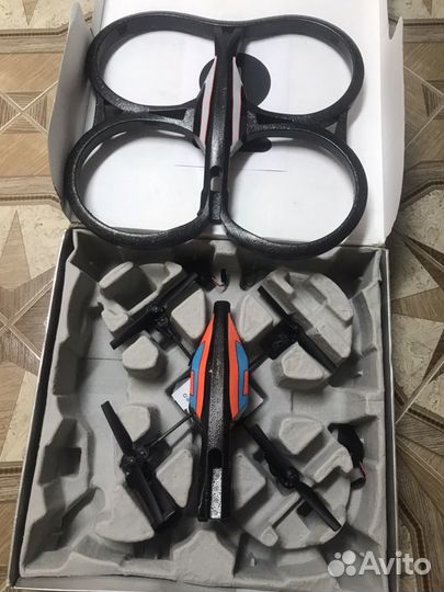 Квадрокоптер-дрон с камерой