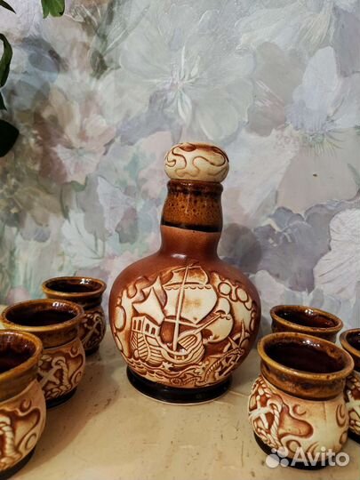 Глиняная посуда (графин и чашки)
