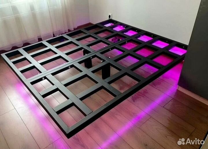 Парящая кровать на металлокаркасе