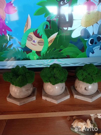 Кашпо на подставке мох изделие гипс