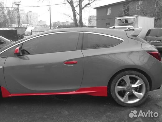 Накладки на пороги GT на Opel Astra J GTC