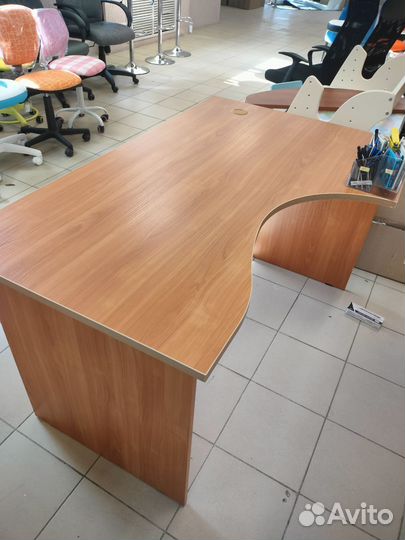 Компьютерный стол закругленный