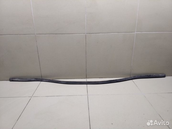 Уплотнитель капота Logan 2005-2014