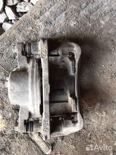 Суппорт передний правый на honda accord CF2