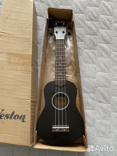 Абсолютно новая укулеле Veston + тюнер korg