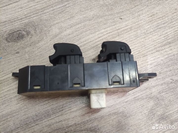 Блок упр. стеклоподъемниками Hyundai Santa Fe 1