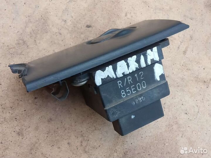 Кнопка стеклоподъемника Nissan Maxima J30 1990г