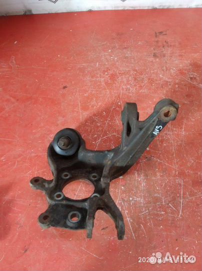 Поворотный кулак задний левый Toyota Avensis