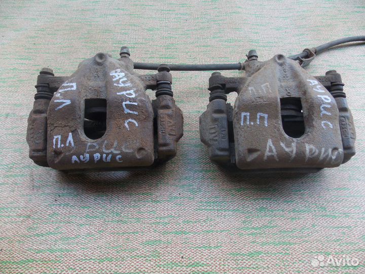 Суппорт передний правый левый Auris Тойота Аурис