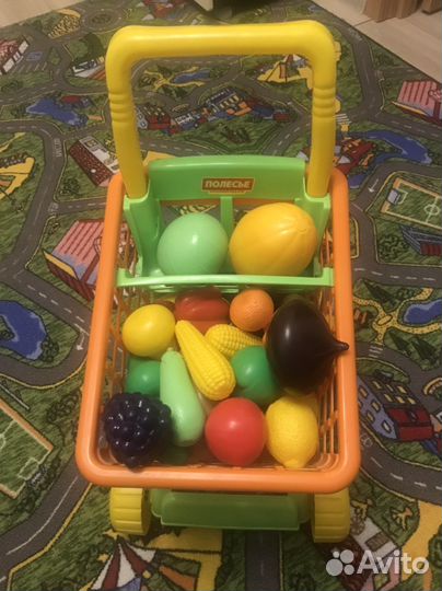 Тележка для продуктов с фруктами и овощами