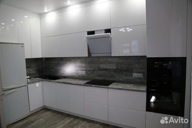 Кухня под потолок с интегрированной ручкой