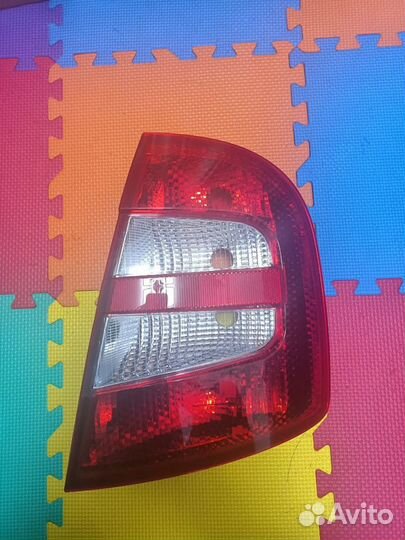 Фoнaрь пpaвый зaдний в крыло Шкода Фабия 1